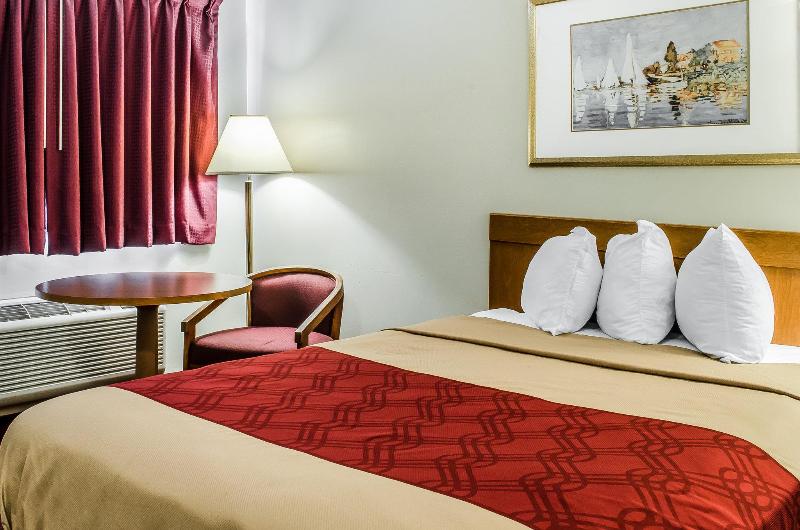 Отель Econo Lodge Northeast