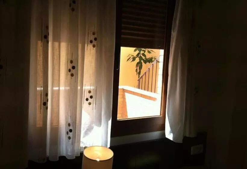 هتل Hostal Granado