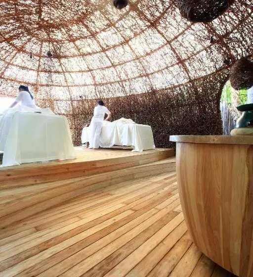 هتل Six Senses Laamu