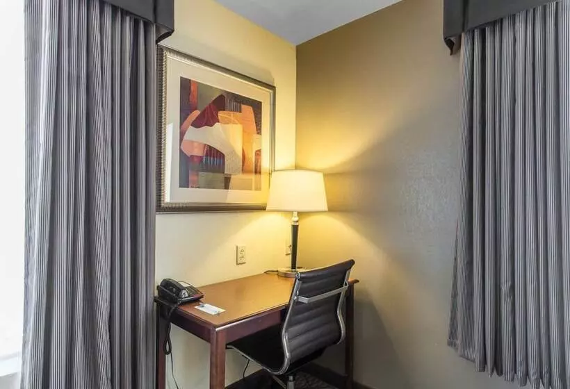 Отель Comfort Inn And Suites