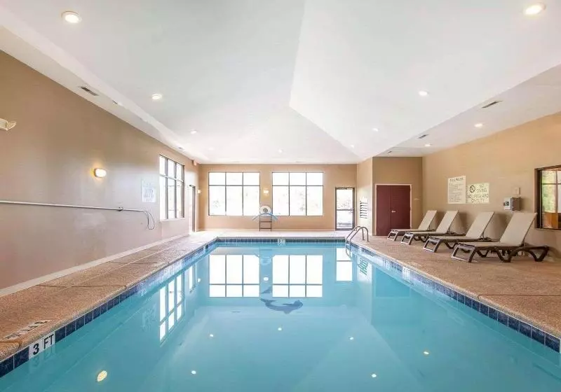 Отель Comfort Suites