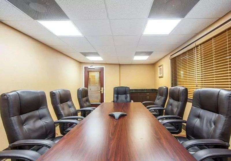 Отель Comfort Suites