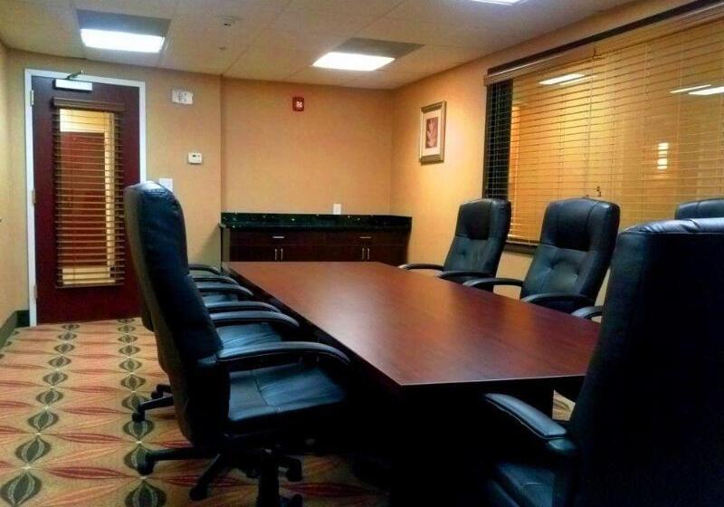 فندق Comfort Suites