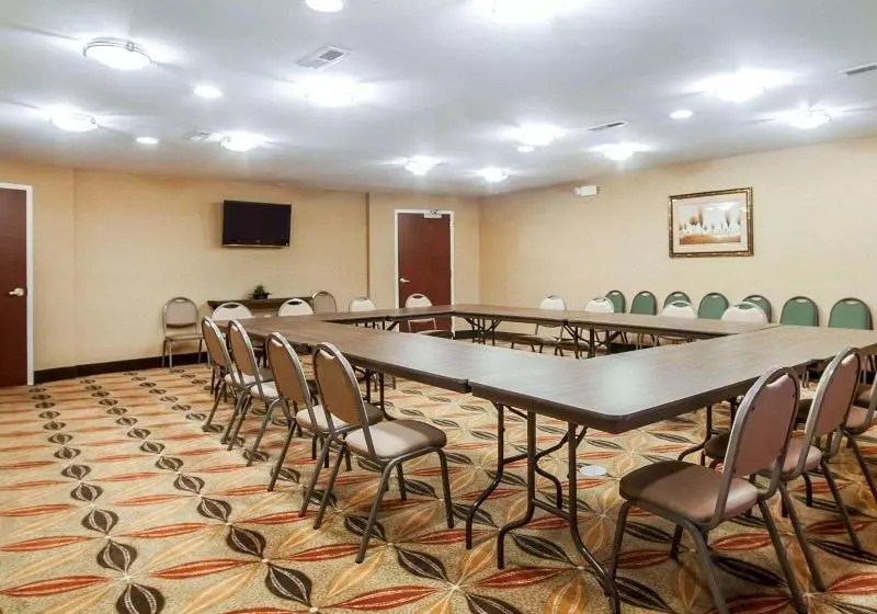 Отель Comfort Suites