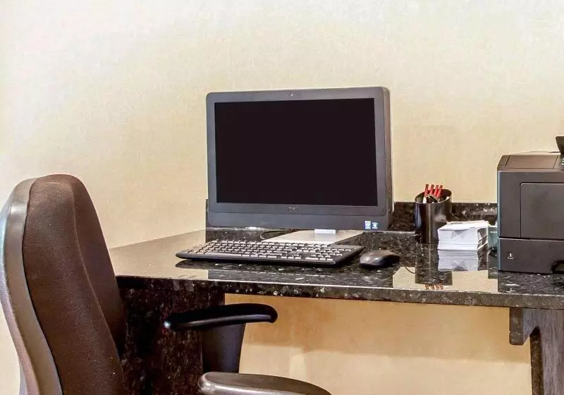 Отель Comfort Suites