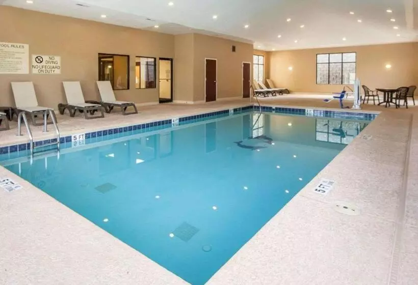 Отель Comfort Suites