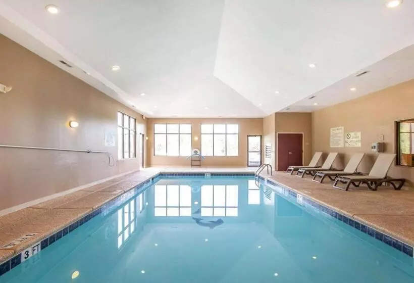 Отель Comfort Suites