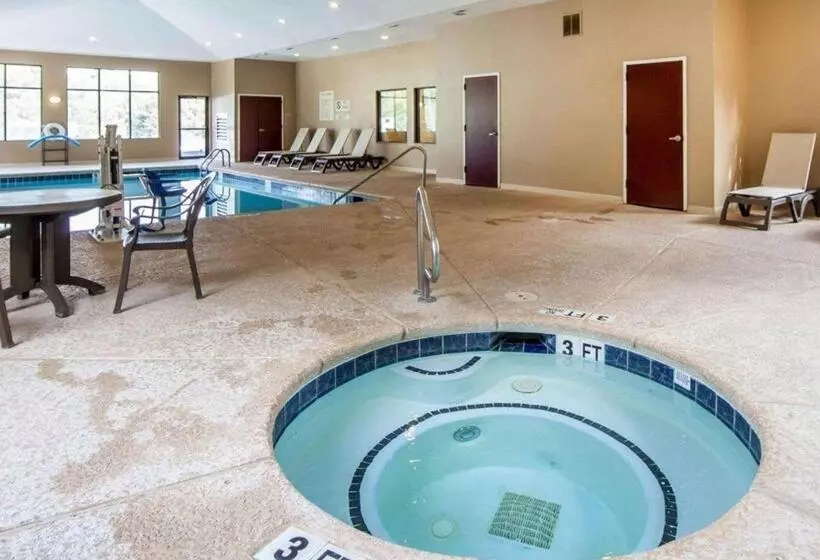 Отель Comfort Suites