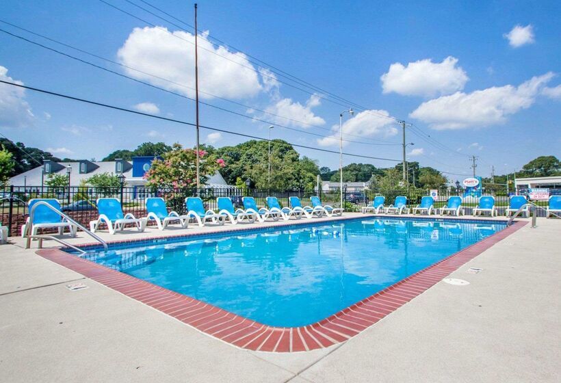 בית מלון כפרי Econo Lodge