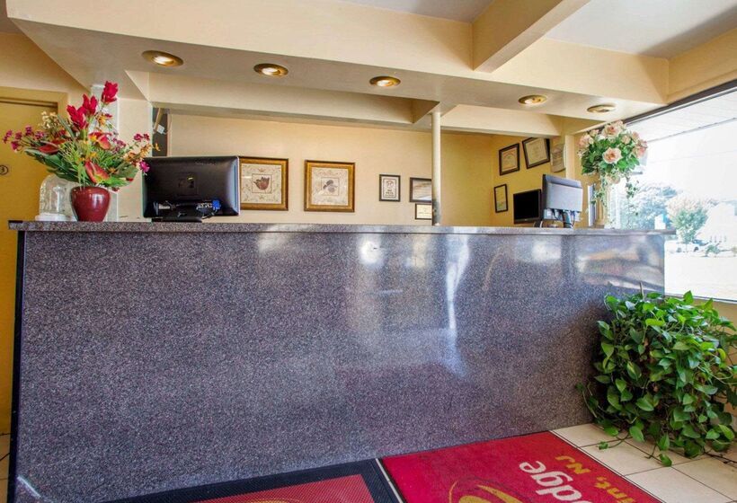 בית מלון כפרי Econo Lodge