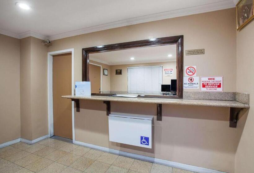 ホテル Express Inn & Suites Ontario Airport