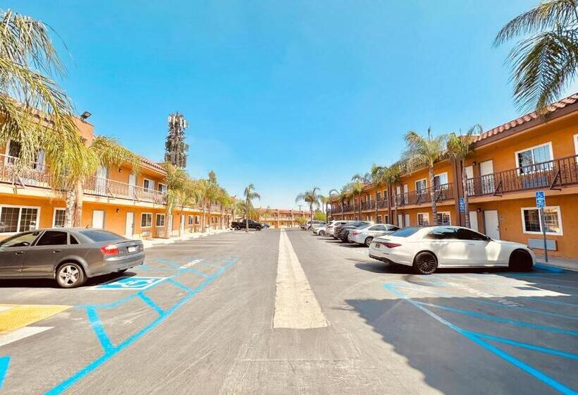 ホテル Express Inn & Suites Ontario Airport