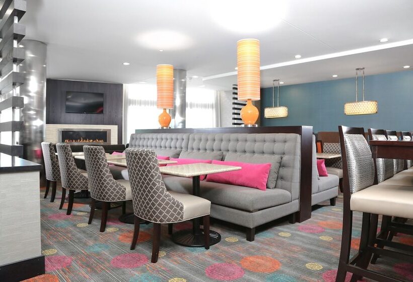 Отель Holiday Inn Express Moline   Quad Cities Area, An Ihg