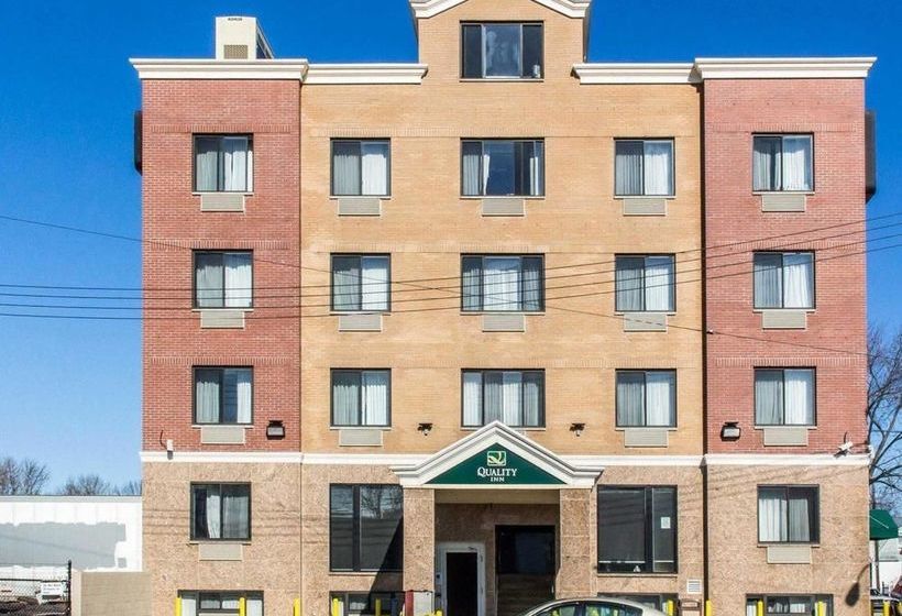 בית מלון כפרי Paramount Inn