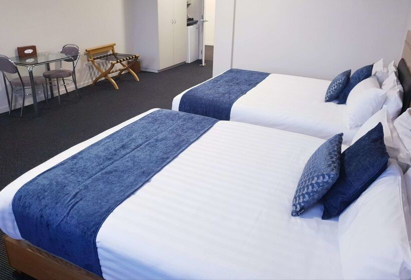 בית מלון כפרי Ramada By Wyndham Hamilton City Center