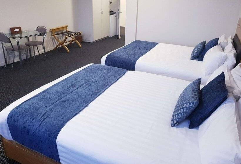 בית מלון כפרי Ramada By Wyndham Hamilton City Center