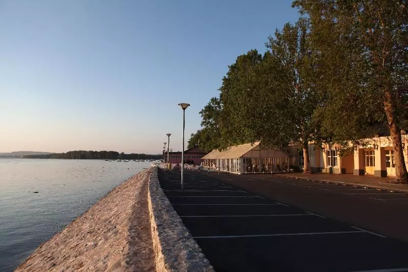 Side One Design Hotel Garni