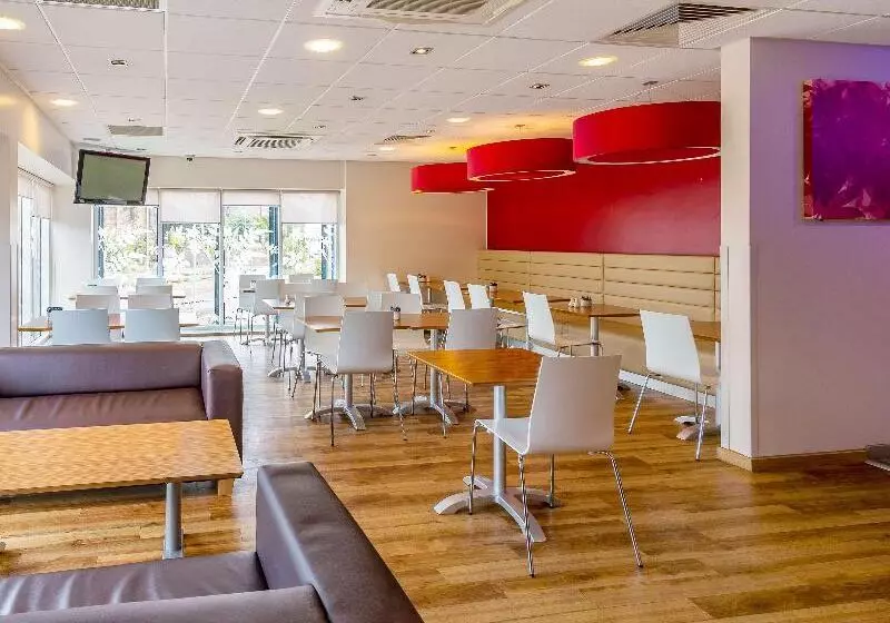 ホテル Travelodge Newcastle Under Lyme Central