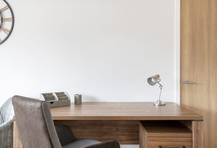 Hq Aparthotel Farnborough