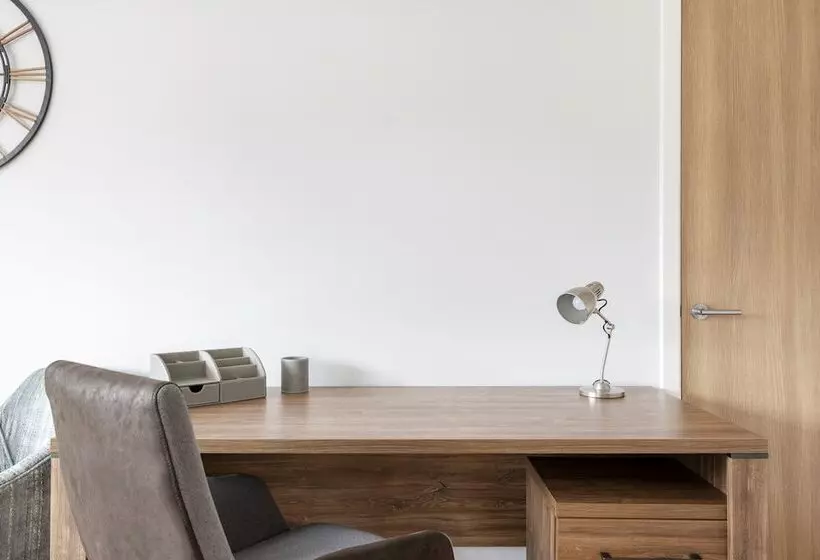 Hq Aparthotel Farnborough