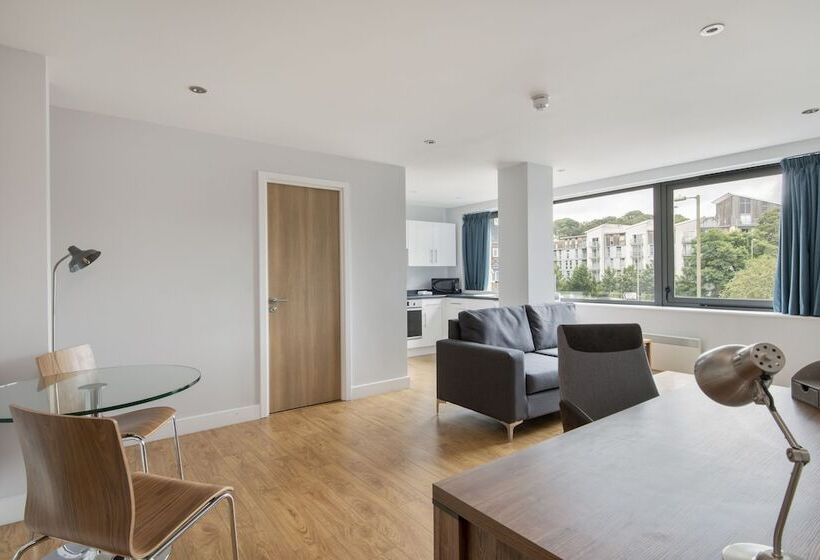 Hq Aparthotel Farnborough