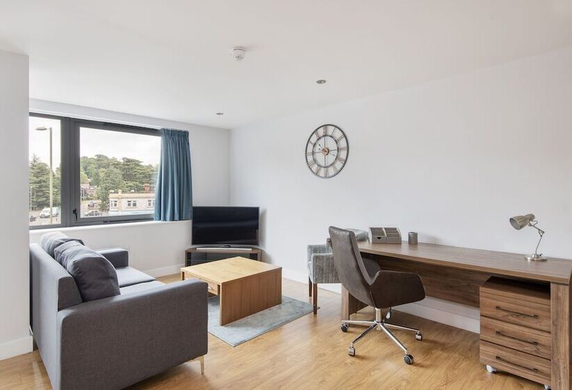 Hq Aparthotel Farnborough