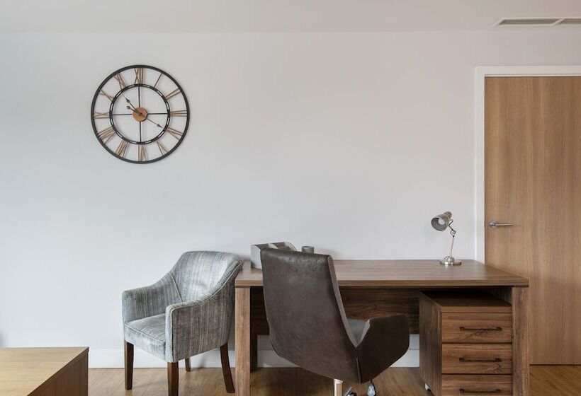 Hq Aparthotel Farnborough