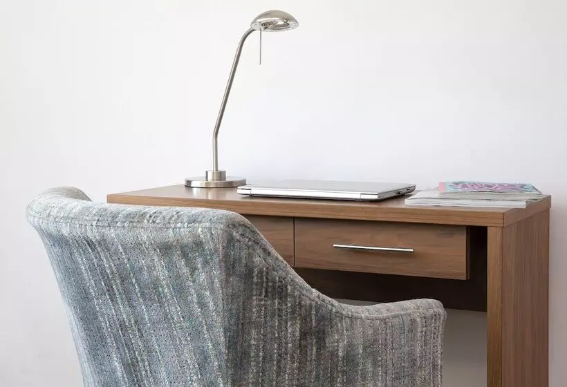 Hq Aparthotel Farnborough