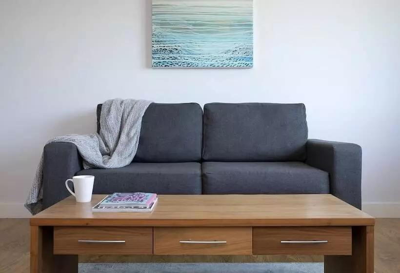 Hq Aparthotel Farnborough