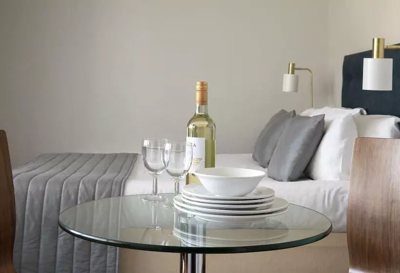 Hq Aparthotel Farnborough