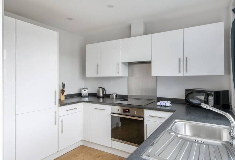 Hq Aparthotel Farnborough