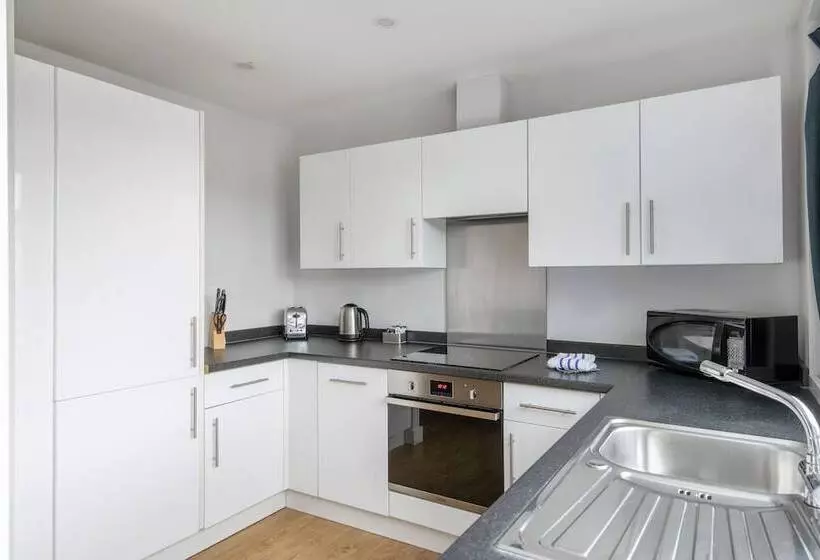 Hq Aparthotel Farnborough