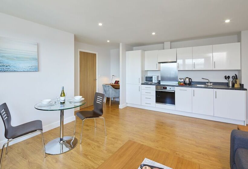 Hq Aparthotel Farnborough