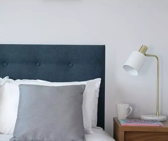 Hq Aparthotel Farnborough