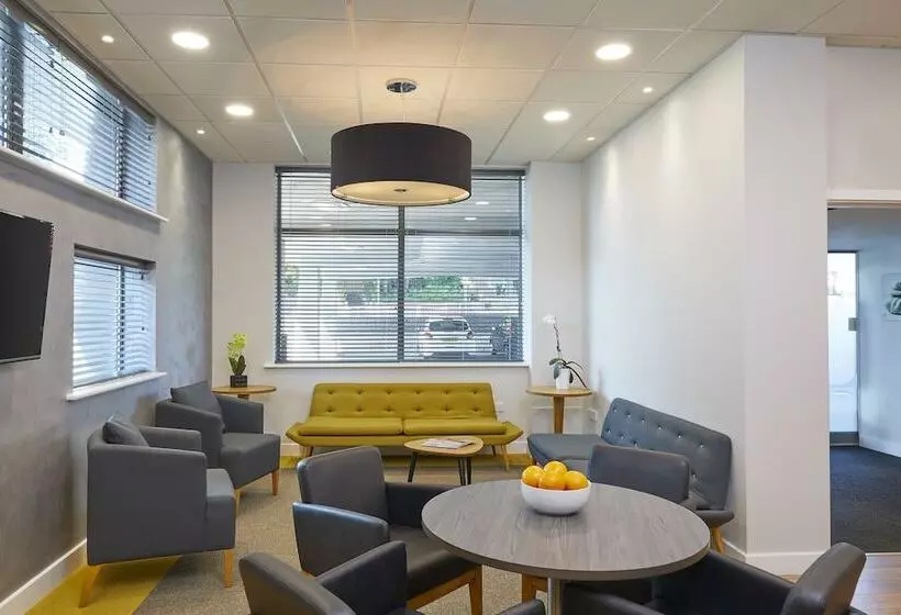 Hq Aparthotel Farnborough