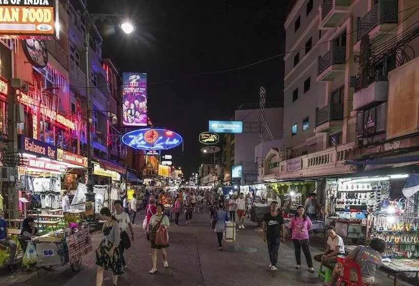 Отель Maitria Mode Sukhumvit 15 Bangkok A Chatrium Collection