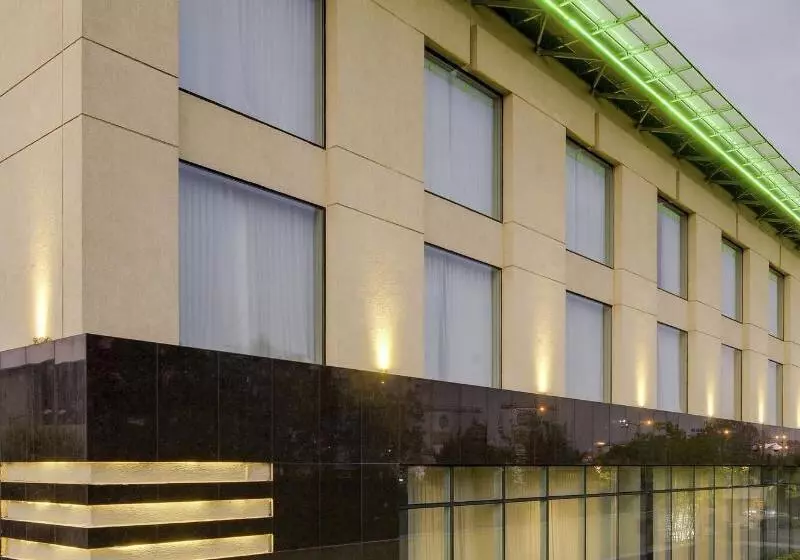 فندق Courtyard By Marriott Kochi Airport