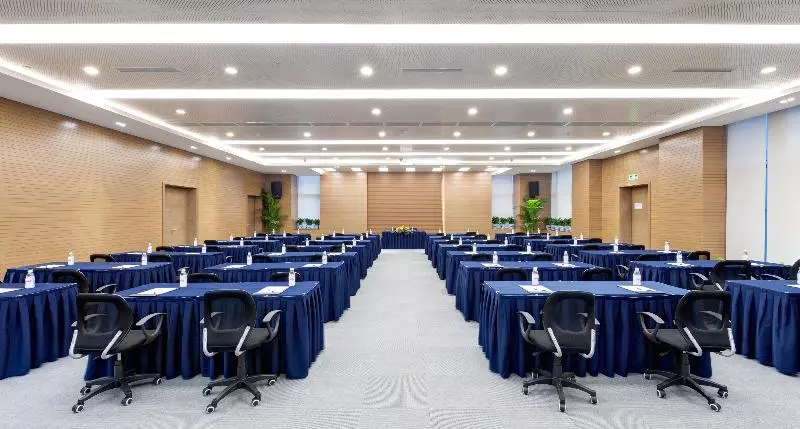 Отель Holiday Inn Express Chengdu West Gate By Ihg