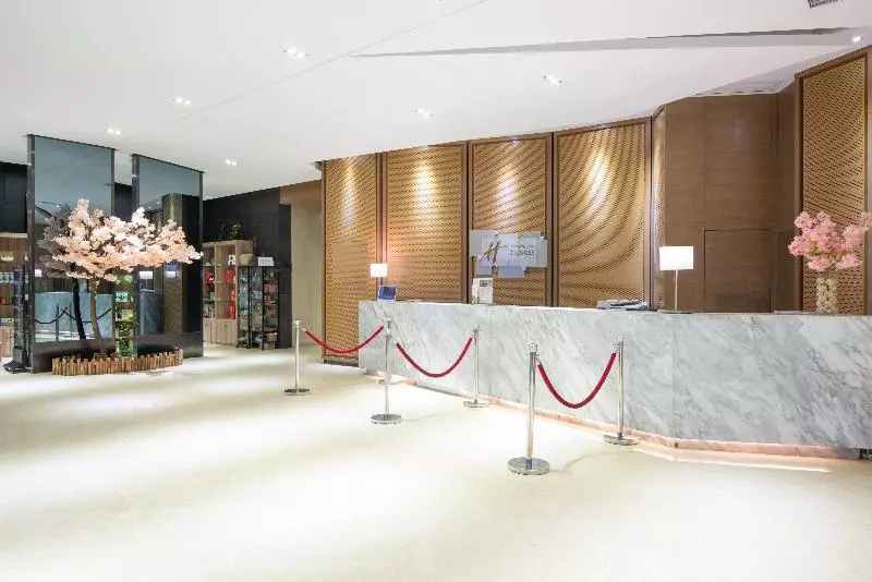 Отель Holiday Inn Express Chengdu West Gate By Ihg