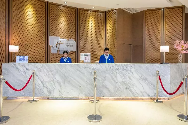 Отель Holiday Inn Express Chengdu West Gate By Ihg