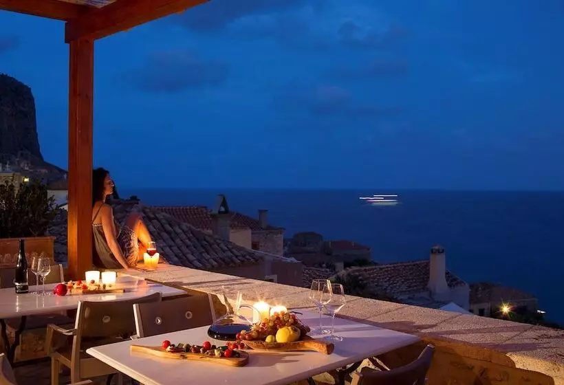 Hotel Moni Emvasis Luxury Suites