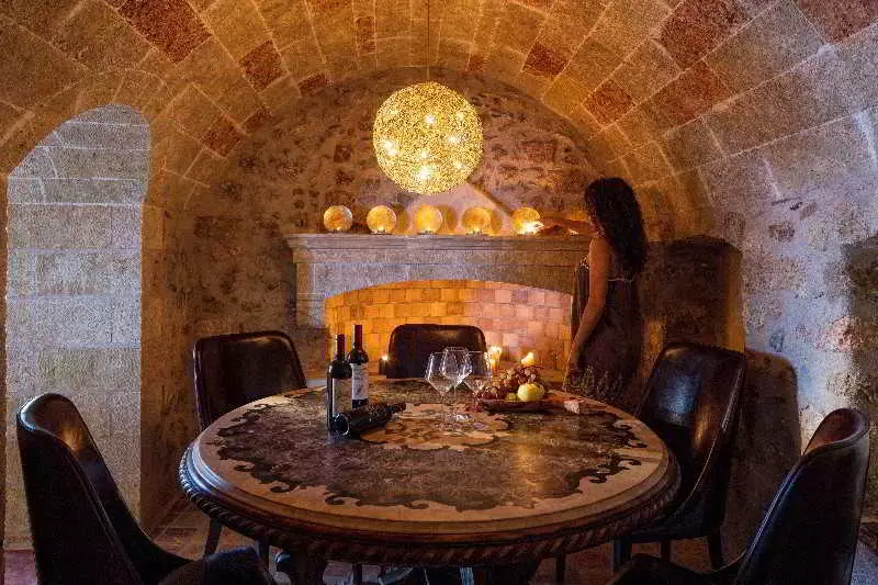 Hotel Moni Emvasis Luxury Suites