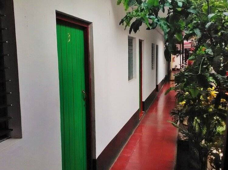 هتل Hostal Casa Ivana Hostel