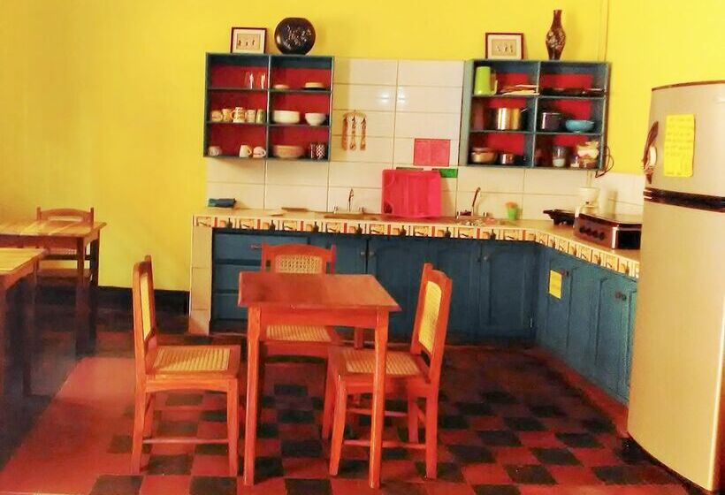 هتل Hostal Casa Ivana Hostel