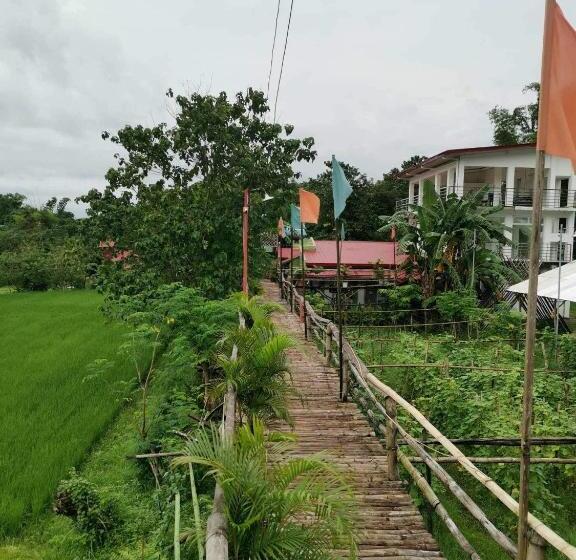 تختخواب و صبحانه Smyleinn Farm