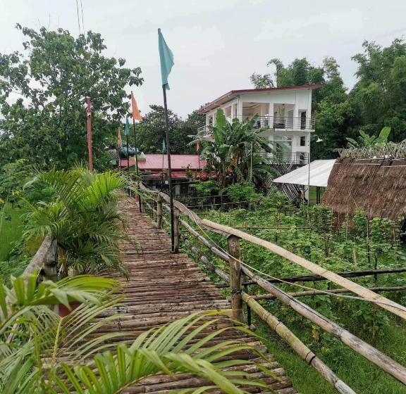 تختخواب و صبحانه Smyleinn Farm