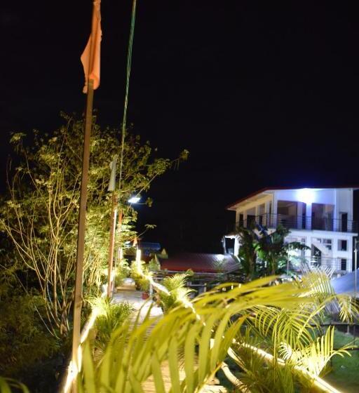 تختخواب و صبحانه Smyleinn Farm