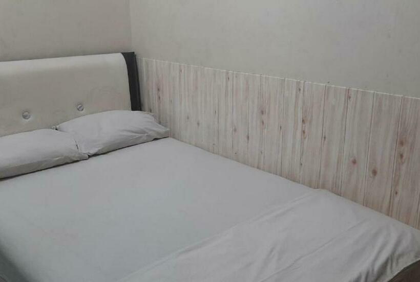 בית מלון כפרי Oyo 90939 Guesthouse Yansen Residence