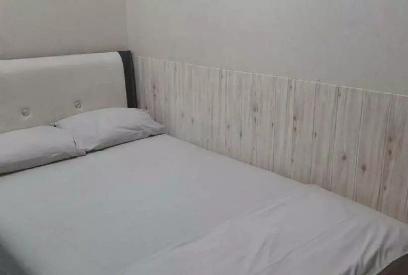 Hotelli Oyo 90939 Guesthouse Yansen Residence