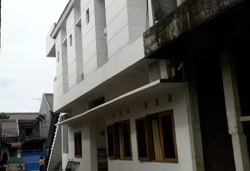 Hotelli Oyo 90939 Guesthouse Yansen Residence